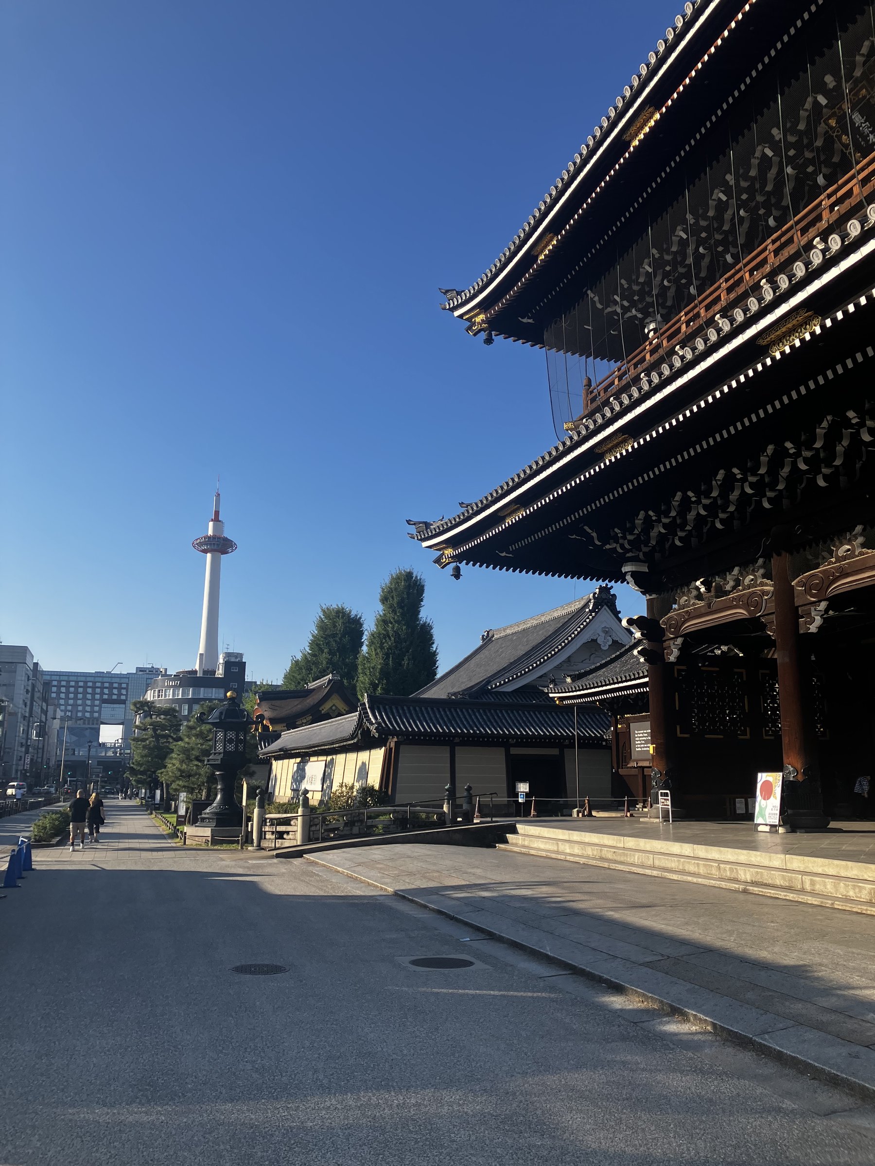 京都タワーと寺院の門前