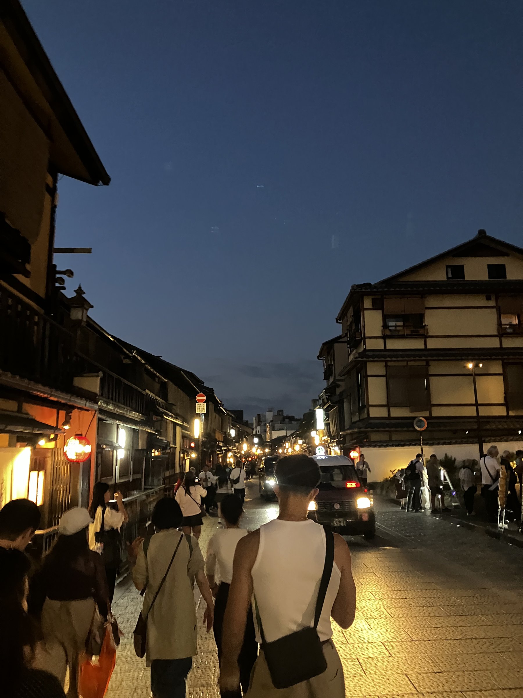 夕暮れの京都の街並みと旅行者