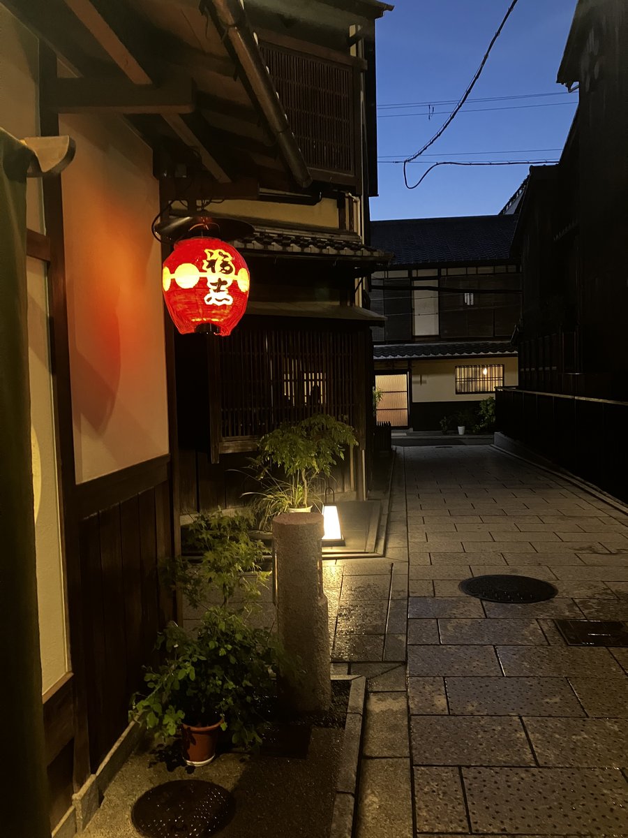 提灯が灯る京都の路地